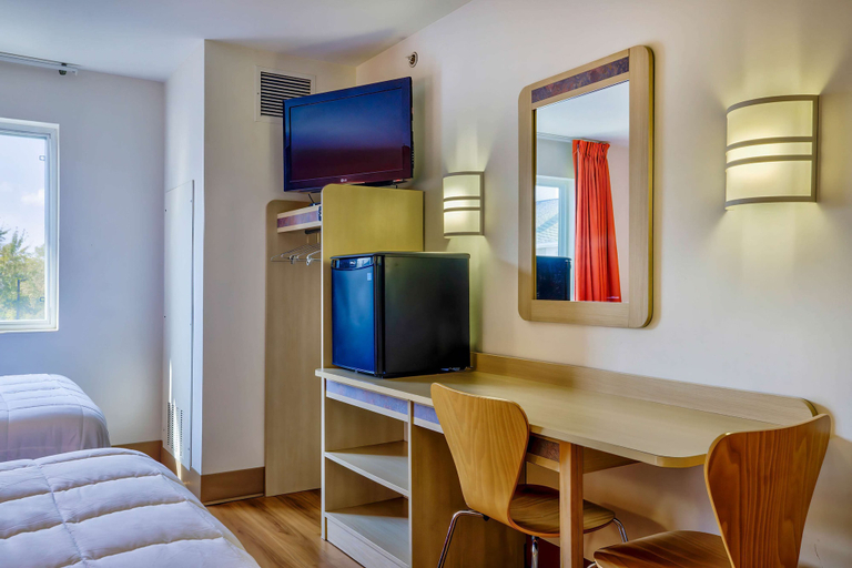 Bedroom 3, Motel 6 Burlington, ON - Toronto West - Oakville, Halton