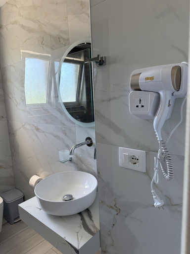 Bathroom 4, Galaxy Hotel, Sarandës
