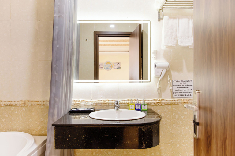 Bathroom 4, Boss Palace Hotel, District 3