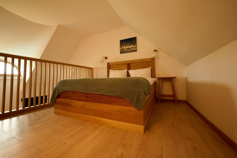Bedroom, Doi Capitani II, Crisan