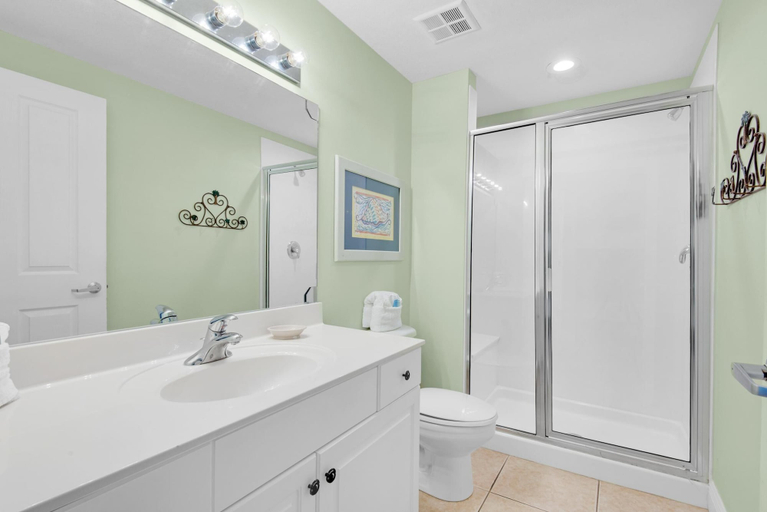 Bathroom 3, Celadon 703, Bay