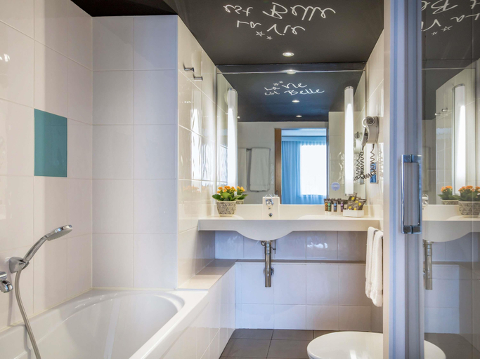 Bathroom 5, Novotel Barcelona Cornella, Barcelona