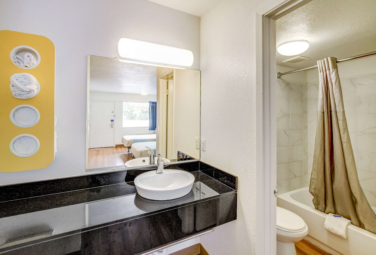 Bathroom 3, Motel 6 Waco, TX - Lacy Lakeview, McLennan