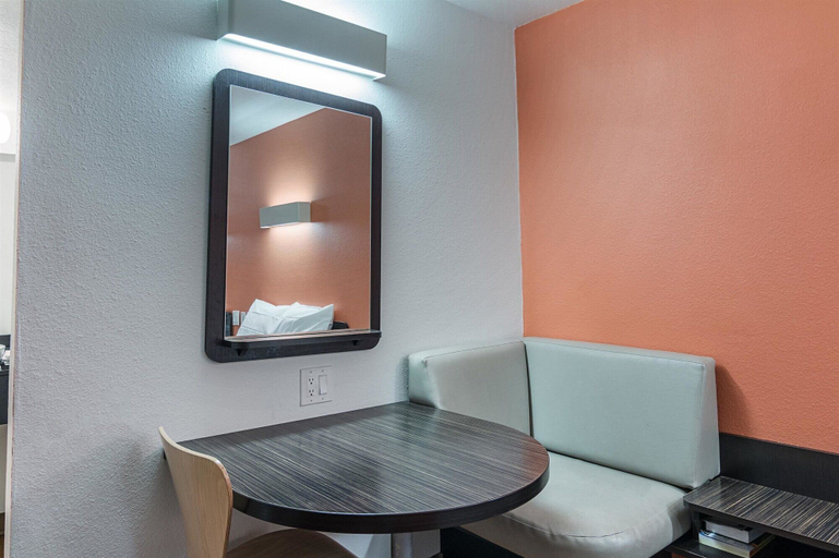 Bathroom 4, Motel 6 Texarkana, AR, Miller