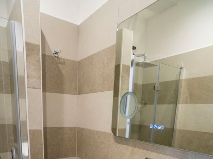 Bathroom 5, Petit Hotel, Messina