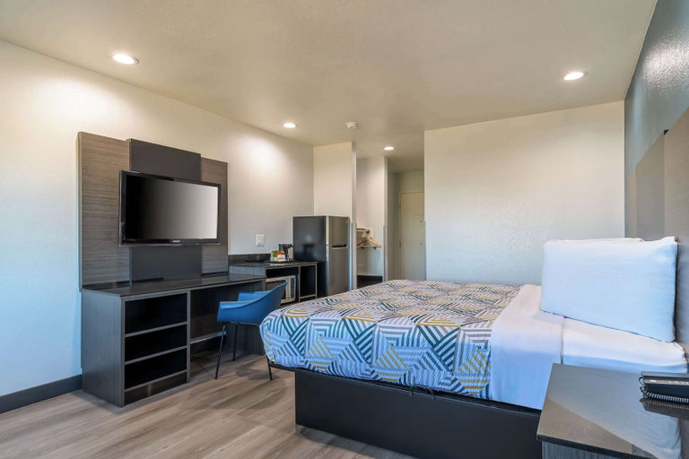 Bedroom 3, Studio 6 Suites Perris, CA, Riverside