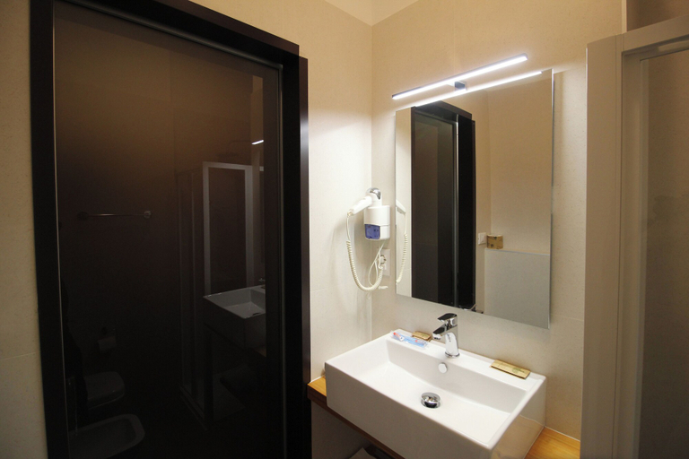 Bathroom 4, Hotel Salieri, Verona