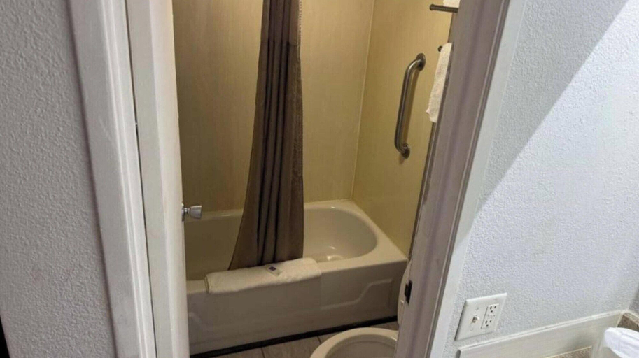 Bathroom 4, Motel 6 Cedar Rapids, IA, Linn