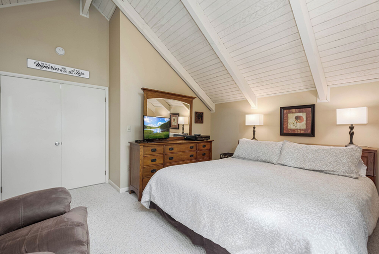 Bedroom 2, 180 Degrees by Taylor Made Deep Creek, Garrett