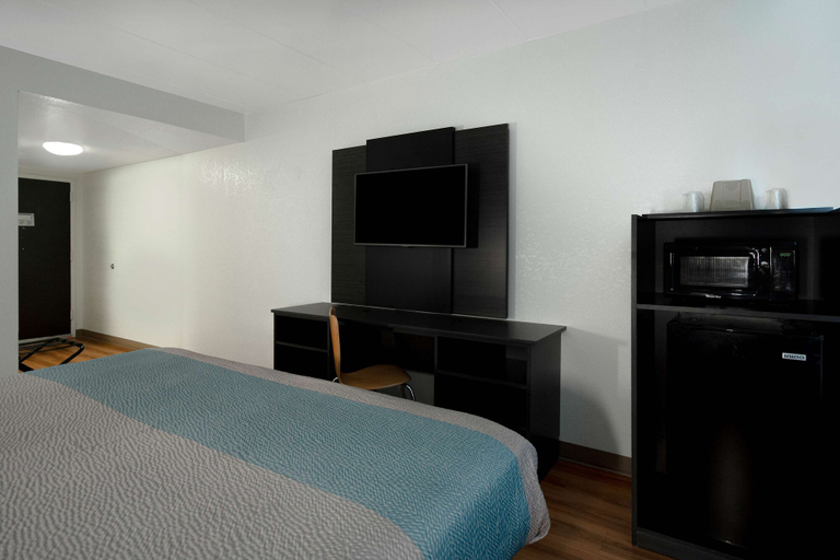 Bedroom 3, Motel 6 Merrillville, IN, Lake