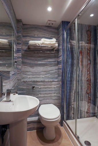 Bathroom 4, Primrose Guest House, London