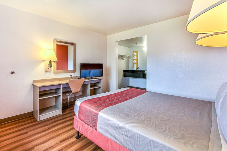 Bedroom 3, Motel 6 Salinas, CA - North Monterey Area, Monterey