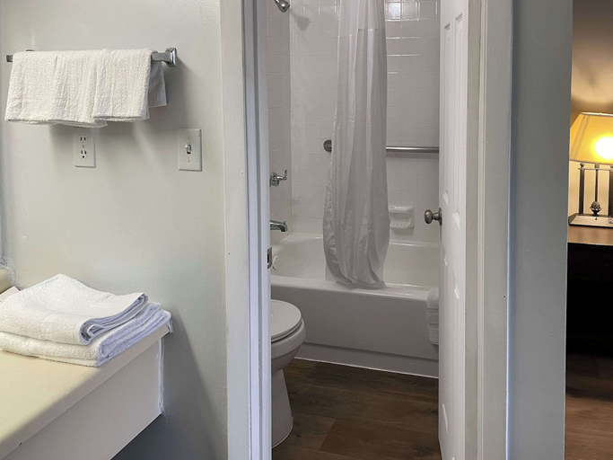 Bathroom 4, Studio 6 Suites – Wytheville, VA, Wythe