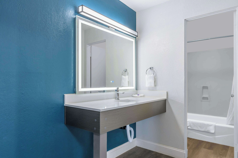 Bathroom 3, Studio 6 Suites Madera, California - Yosemite, Madera