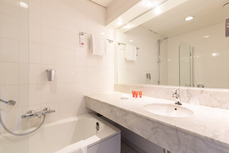 Bathroom 4, Leonardo Hotel Lelystad City Center, Lelystad