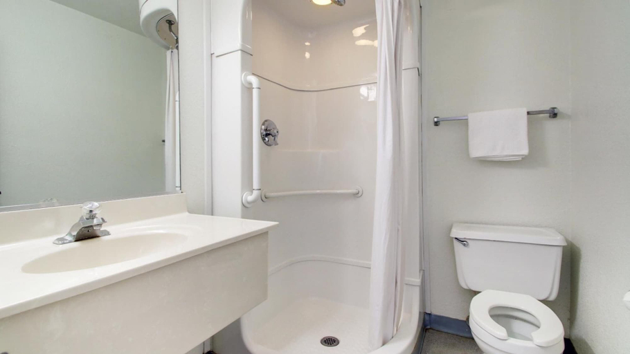 Bathroom 4, Motel 6 Owensboro, KY, Daviess
