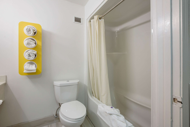 Bathroom 4, Motel 6 Suwanee, GA - Gwinnett Center, Gwinnett
