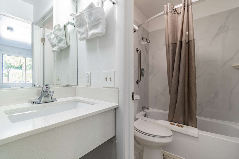 Bathroom 3, Motel 6 Tampa, FL, Hillsborough