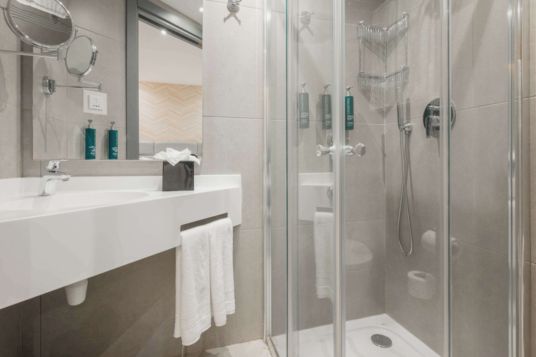 Bathroom, DoubleTree by Hilton Malta, Saint Paul's Bay