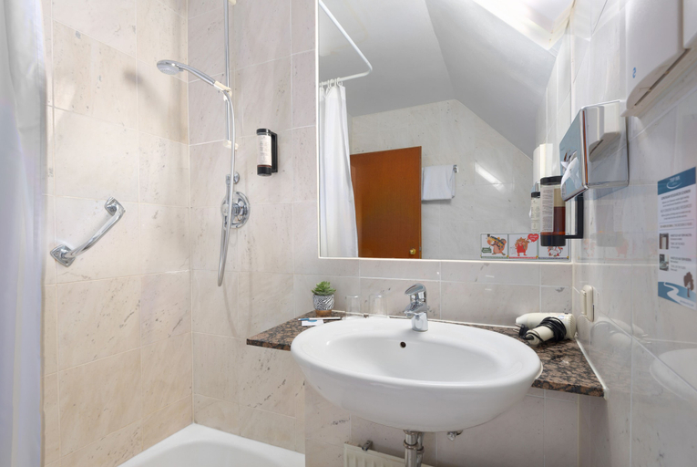 Bathroom 4, Trip Inn Hotel Frankfurt-Egelsbach, Offenbach