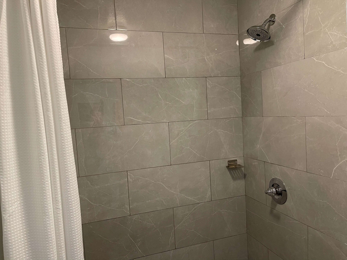 Bathroom 5, Motel 6 Troy, OH, Troy