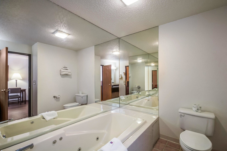 Bathroom 4, Motel 6 Saukville, WI, Ozaukee