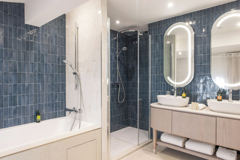 Bathroom 3, Le Grand Balcon, Haute-Garonne