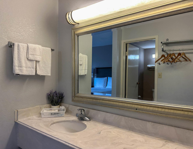 Bathroom 4, Motel 6 Rochester, NY - Airport, Monroe