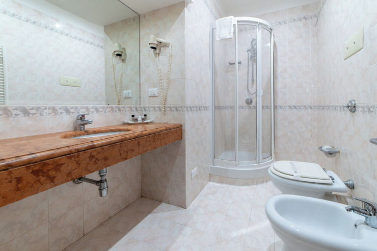 Bathroom 4, Massimo Plaza, Palermo