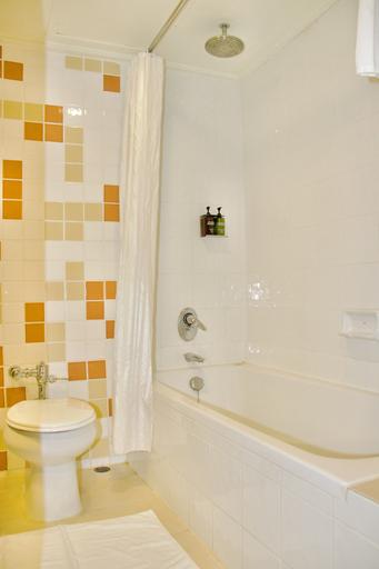 Bathroom 5, Golden Beach Hotel Pattaya, Pattaya