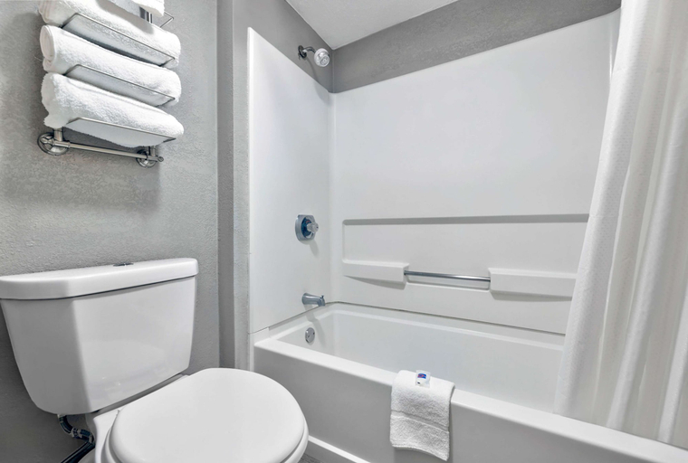Bathroom 4, Motel 6 Oak Creek, WI, Milwaukee