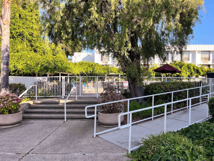 Exterior & Views 2, Studio 6 Belmont, CA – San Francisco - Redwood, San Mateo