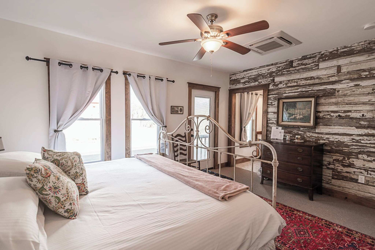 Bedroom 2, Light Horse Inn, Jefferson