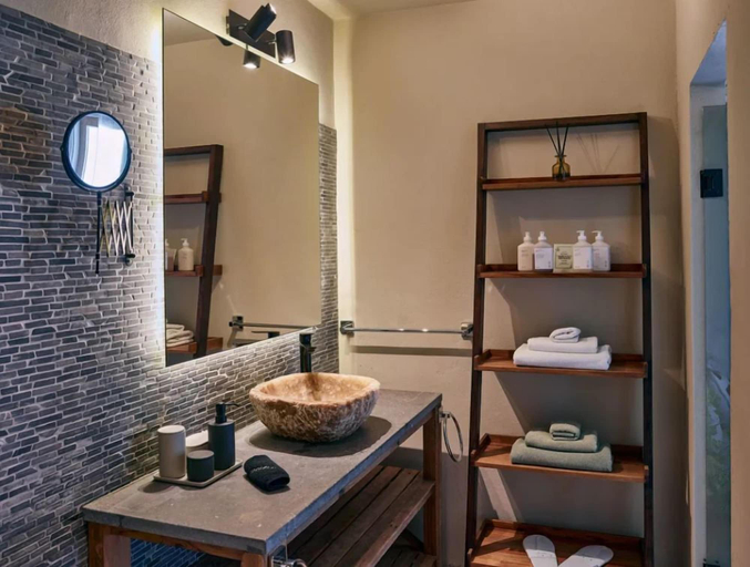 Bathroom 3, Gare du Nord Hotel, Baleares