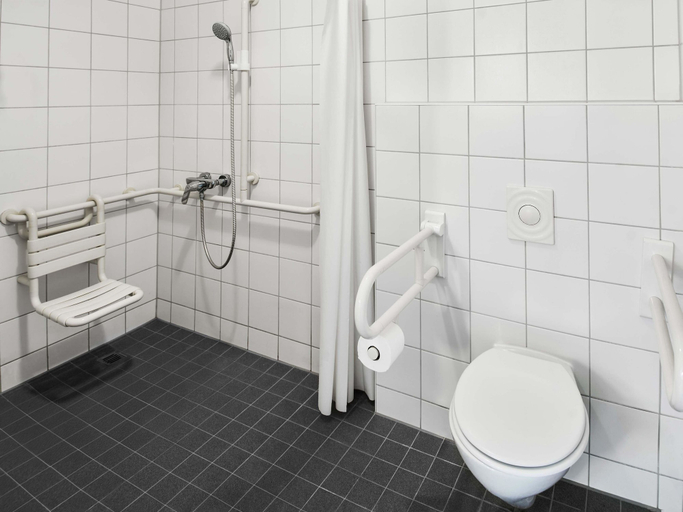 Bathroom 5, B&B HOTEL Wiesbaden-Ost, Wiesbaden