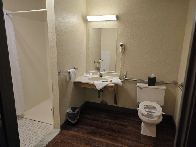 Bathroom 4, Baymont by Wyndham Sault Ste Marie MI, Chippewa