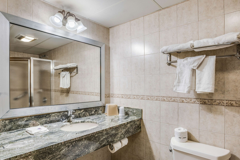 Bathroom 4, Motel 6 Levittown, PA - Bensalem, Bucks