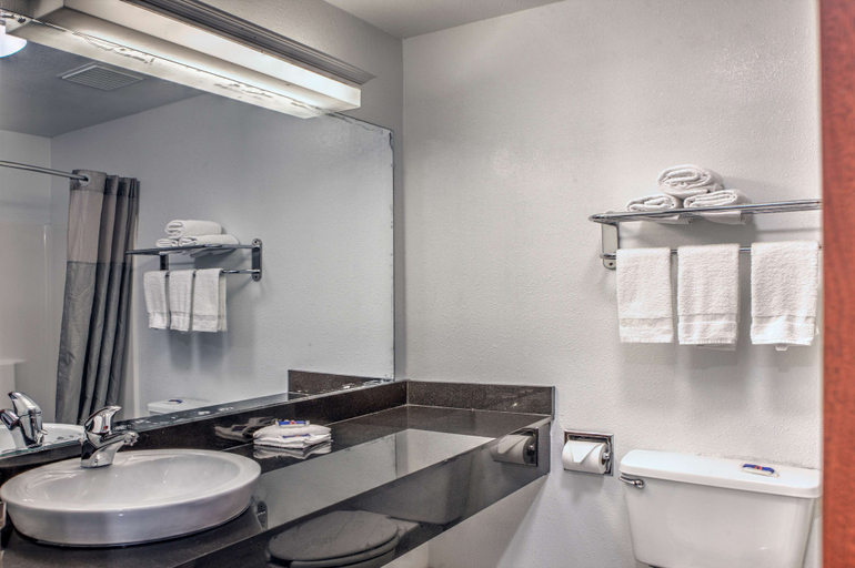 Bathroom 4, Motel 6 Dallas, TX - Northwest, Dallas