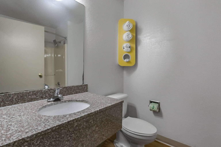 Bathroom 4, Motel 6 Augusta, KS, Butler