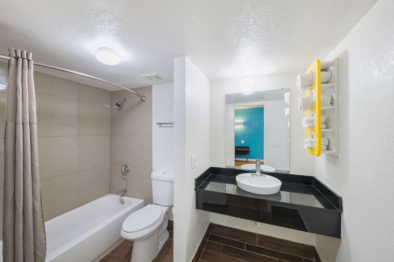 Bathroom 4, Motel 6 Grand Prairie, TX - Interstate 30, Dallas