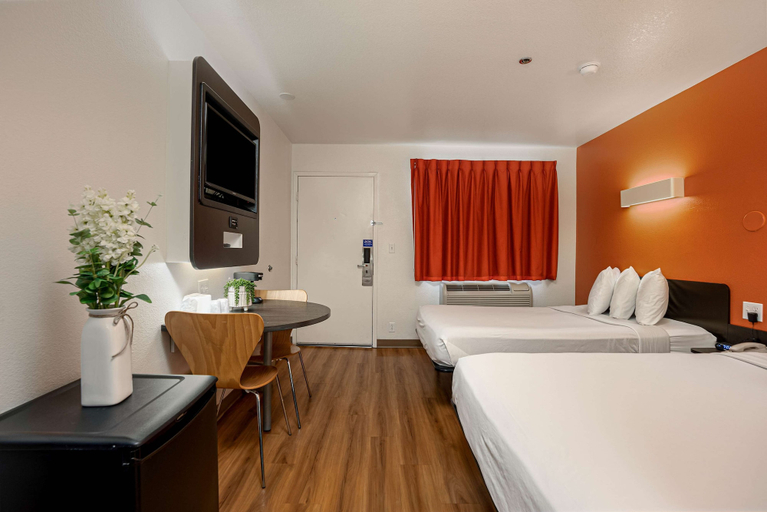 Bedroom 4, Motel 6 Temecula, CA - Historic Old Town, Riverside