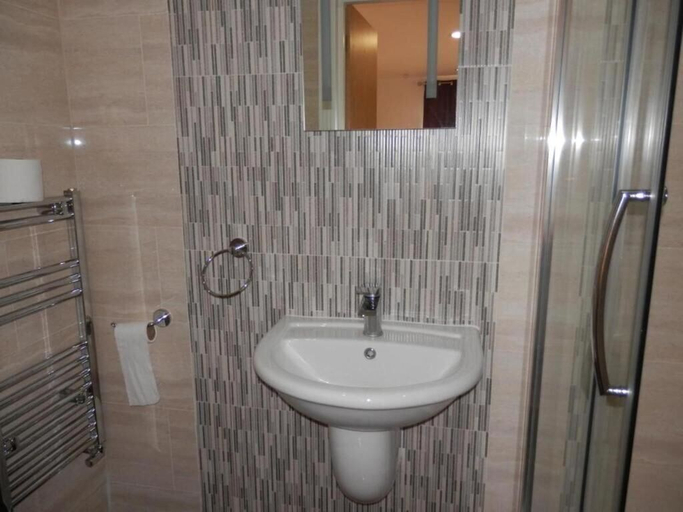 Bathroom 4, Heathrow Travellers Hub, London