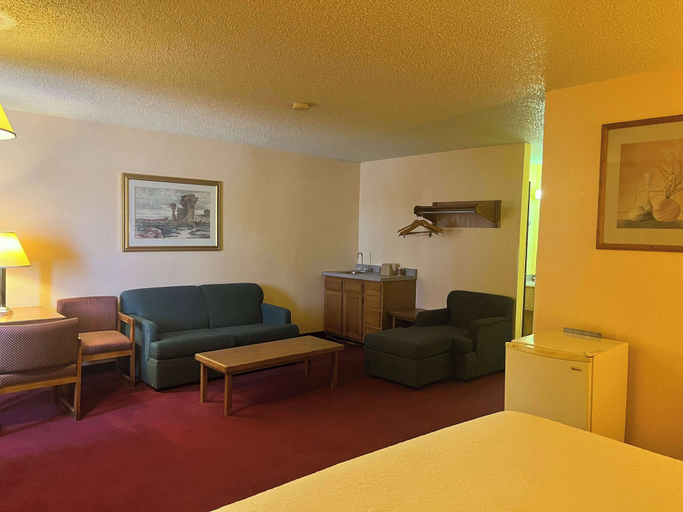 Others 5, Motel 6 Deming, NM, Luna
