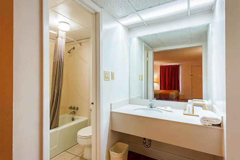 Bathroom 3, Motel 6 Perry, GA, Houston
