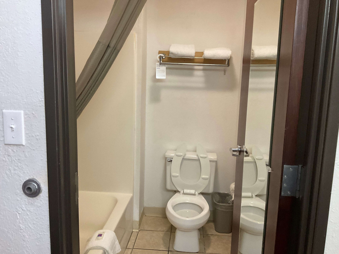 Bathroom 4, Motel 6 Hannibal, MO, Marion