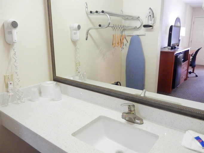 Bathroom 4, Motel 6 Luling, LA, Saint Charles