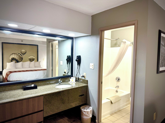Bathroom 4, SureStay Plus by Best Western Cannon A.F.B., Curry