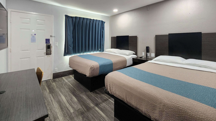 Bedroom 4, Motel 6 Galveston, Galveston