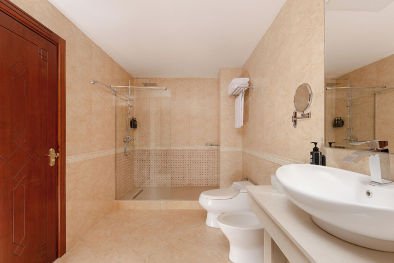 Bathroom 5, Ramada Plaza by Wyndham Gence, Gəncə