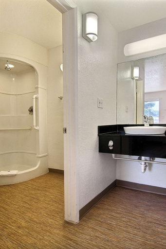 Bathroom 4, Motel 6 San Angelo, TX, Tom Green